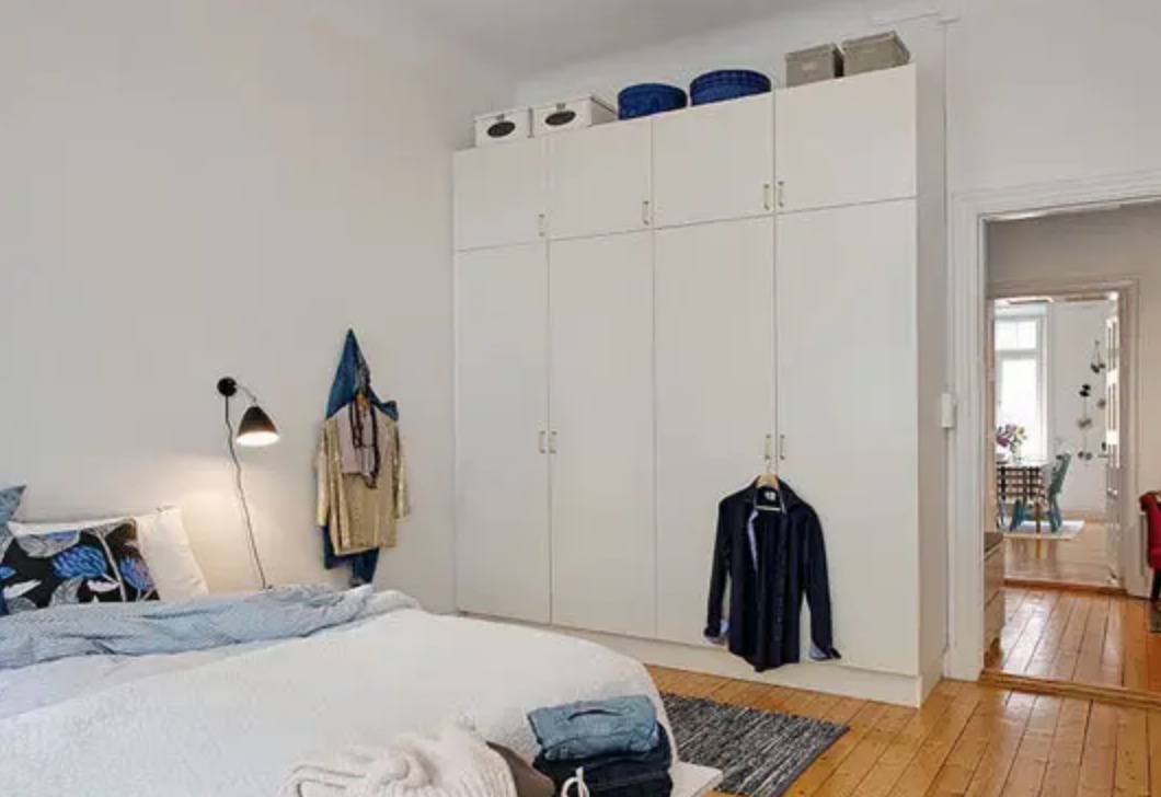 衣柜设计在房间内侧靠墙的位置